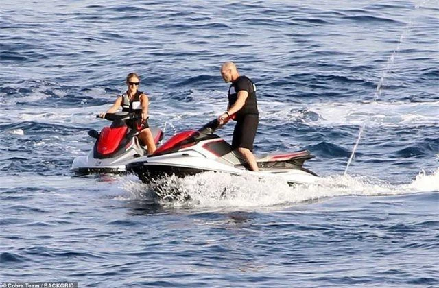 Siêu mẫu 32 tuổi Rosie Huntington-Whiteley và bạn trai 52 tuổi Jason Statham đang tận hưởng kỳ nghỉ ở Ý