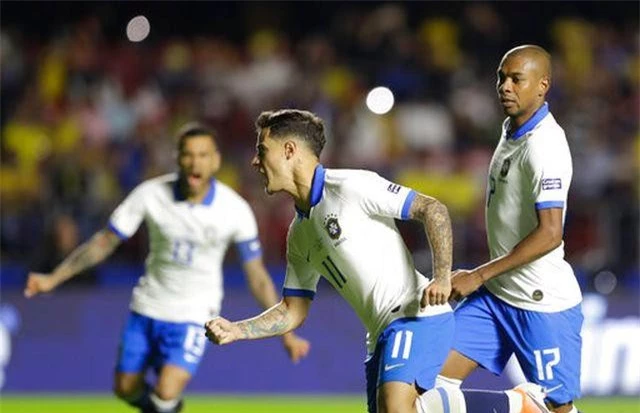 Coutinho ăn mừng bàn thắng mở tỉ số vào lưới Bolivia