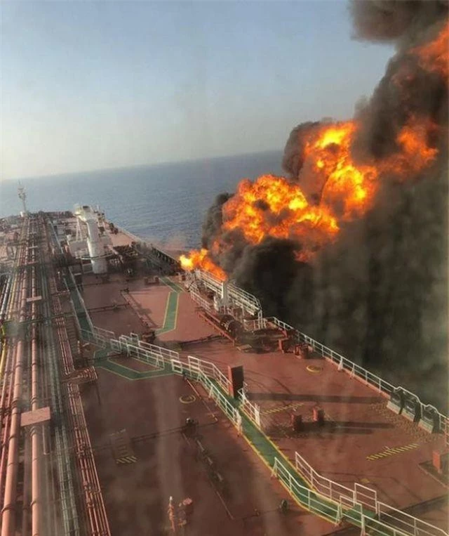 Đám cháy trên tàu chở dầu tại vịnh Oman sau khi bị tấn công (Ảnh: Dailymail)