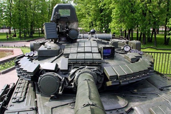 Cận cảnh tháp pháo T-80BV được phủ "viên gạch" giáp tăng cường Kontakt 1. Nguồn: csef