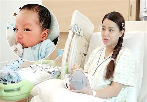 Từng bị ngộp thở đến tím tái mặt mũi lúc mới sinh, nay bé út nhà Hải Băng đã có sự thay đổi rõ rệt