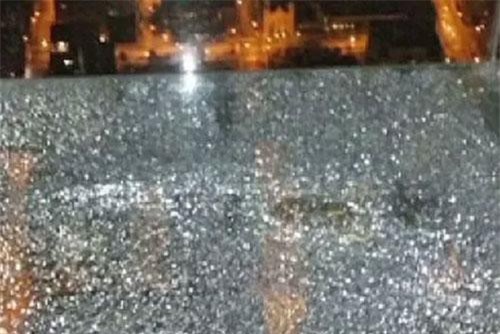 "Hú hồn" thềm kính quan sát trên tòa nhà chọc trời bị nứt