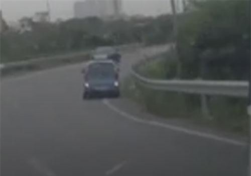 CLIP: Phẫn nộ xe taxi liều mạng đi lùi trên đoạn đường cua ở cao tốc