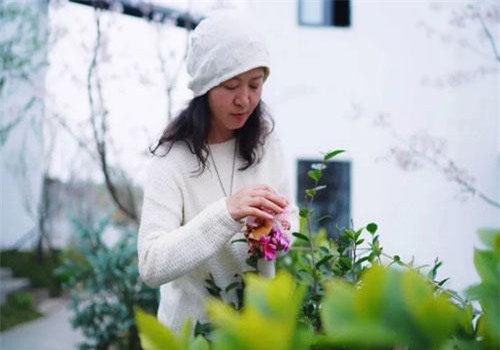 Nữ giám đốc doanh nghiệp quyết định sống cho bản thân sau 40 tuổi bằng cách nghỉ việc về quê trồng hoa