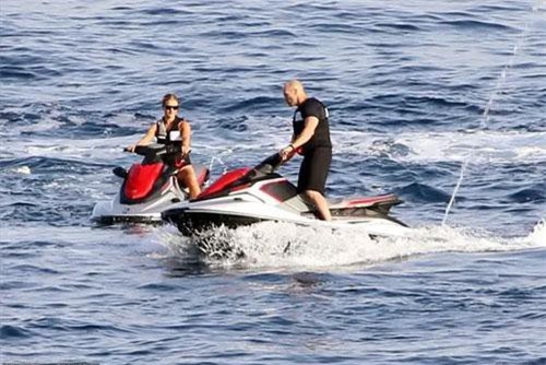 "Người vận chuyển" hạnh phúc trong kỳ nghỉ bên bạn gái trẻ