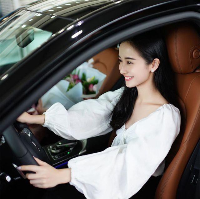 Hot girl Jun Vũ khoe tậu xe sang 2 tỉ đồng mừng sinh nhật tuổi 24