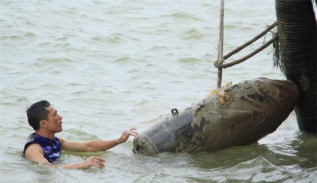 Hà Tĩnh: Trục vớt thành công quả bom dưới đáy sông Lam