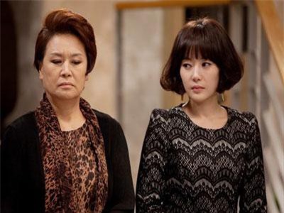 Nếu tôi không thỏa hiệp, mẹ chồng sẽ mang những tấm ảnh tôi ăn mặc "thiếu vải" đi rêu rao với làng xóm nhằm hạ nhục tôi