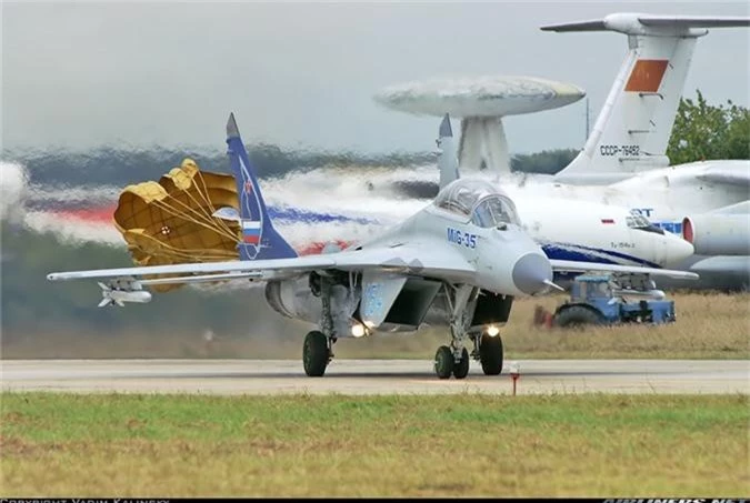 Chuyen gia My: May bay MiG-35 thua suc dau ngang F-35