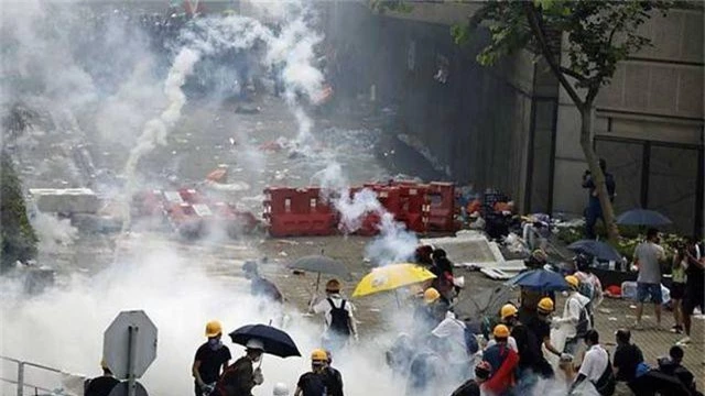 Dưới sức ép biểu tình, Hong Kong tuyên bố dừng vô thời hạn dự luật dẫn độ - 2