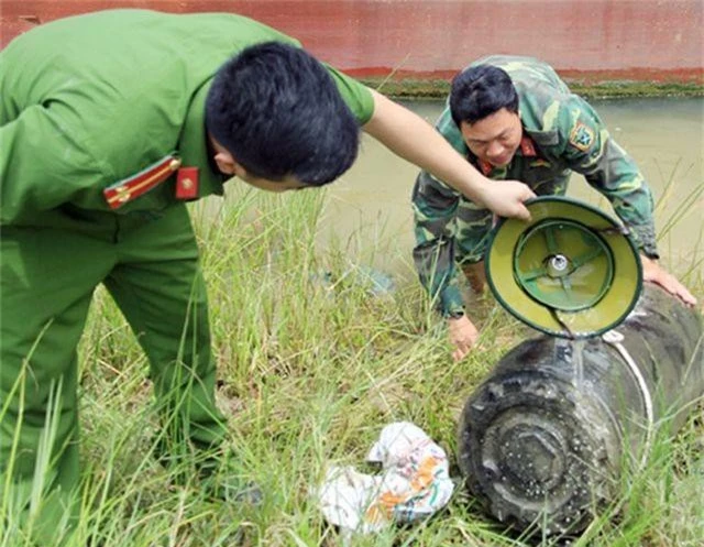 Trục vớt thành công quả bom dưới đáy sông Lam - 3