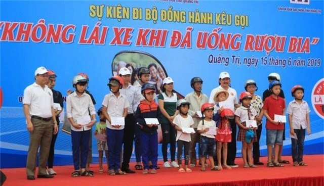 Hàng ngàn người đi bộ kêu gọi “không uống rượu bia khi lái xe” - 4