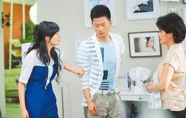 Bị "hành" đủ kiểu, con dâu gọi điện với bạn "khẩu nghiệp" cho bõ tức, ai ngờ mẹ chồng nghe thấy đưa ra 1 thứ sốc chết ngất