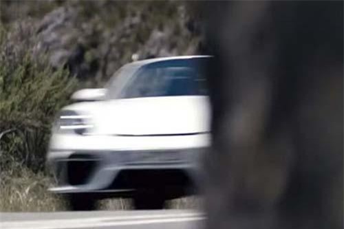 Porsche hé lộ hình ảnh mẫu xe thể thao mui trần mới