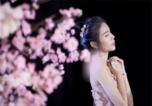 Thủy Tiên "tan nát cõi lòng" khi con gái ngày đêm "cày" view cho người khác thay vì xem mẹ hát