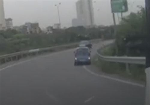 Giật mình xe taxi liều mạng đi lùi trên đoạn đường cua ở cao tốc