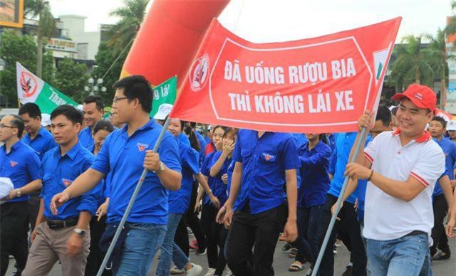 Quảng Trị: Hàng ngàn người đi bộ kêu gọi “không uống rượu bia khi lái xe”