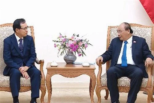 Thủ tướng Nguyễn Xuân Phúc và Tổng giám đốc Tổ hợp Samsung Việt Nam Choi Joo Ho.