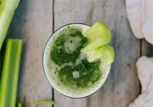 Hỗn hợp từ cần tây, hành và chanh giúp trị cao huyết áp, đánh bay rối loạn tiền đình: Chuyên gia nói gì?