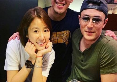 Chỉ bằng 1 chi tiết, Lâm Tâm Như đã "đánh dấu chủ quyền" ông xã Hoắc Kiến Hoa trong tấm ảnh hiếm hoi chụp chung