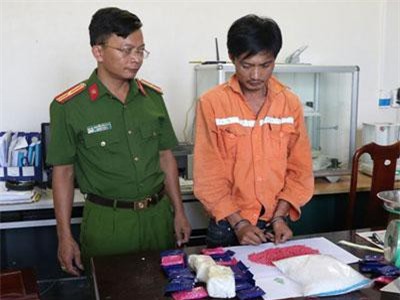 Hà Tĩnh: Bắt con nghiện đang vận chuyển 10.000 viên hồng phiến và 1kg ma túy đá