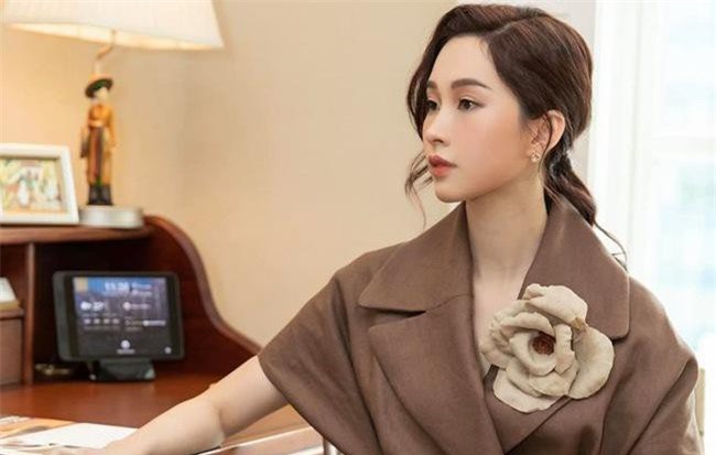 Hoa hậu Đặng Thu Thảo đăng ảnh con gái nhỏ đổ bệnh, thiếp đi vì sốt cao nhưng gây chú ý là dòng tâm sự nghẹn ngào đầy xúc động