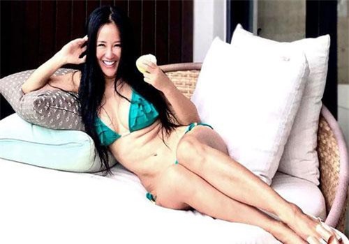 Tái xuất mạng xã hội sau 3 tuần vắng bóng, Hồng Nhung cởi đồ khoe thân hình tuổi 50 và tiết lộ về “người đàn ông” cầm máy ảnh