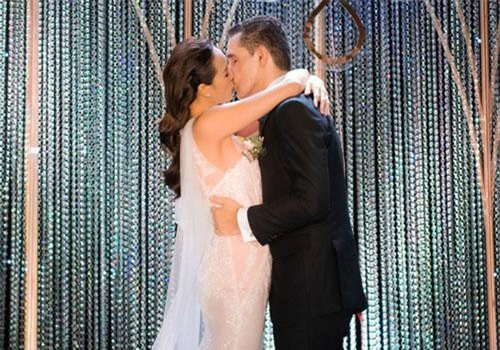 Cô dâu Phương Mai đã nói gì trong hôn lễ mà chú rể Tây phải liên tục lấy tay lau nước mắt?