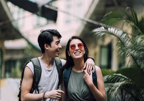 Đang băn khoăn chàng đã phải lòng mình hay chưa, hãy kiểm chứng ngay bằng 10 biểu hiện này