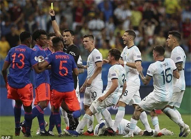 Argentina 0-2 Colombia: Nỗi thất vọng của Messi - 3