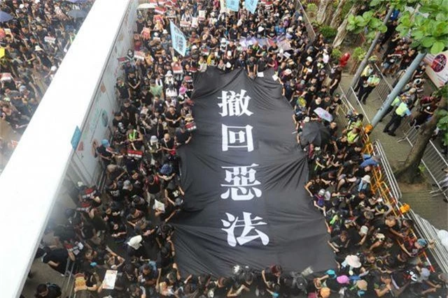 “Biển người” áo đen Hong Kong biểu tình dù dự luật dẫn độ đã bị hoãn - 1