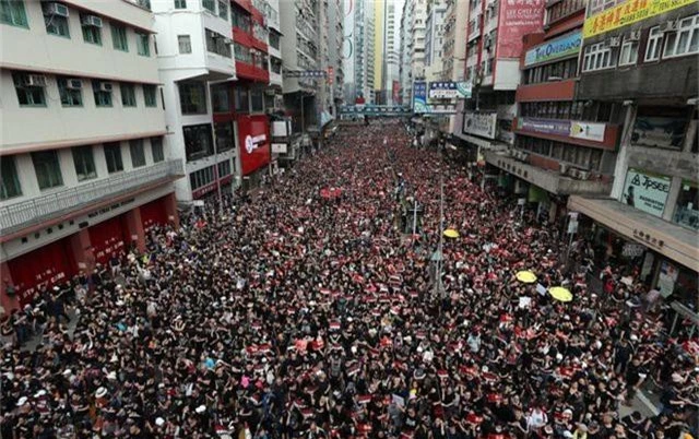 “Biển người” áo đen Hong Kong biểu tình dù dự luật dẫn độ đã bị hoãn - 2