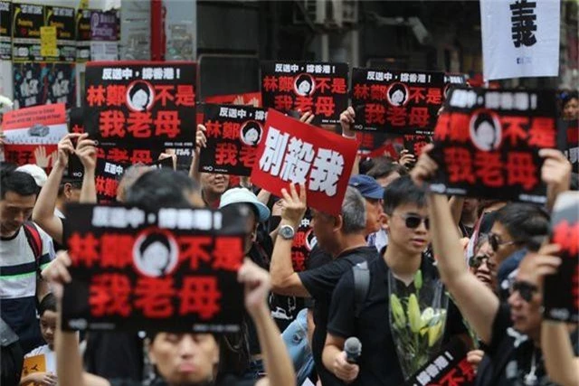 “Biển người” áo đen Hong Kong biểu tình dù dự luật dẫn độ đã bị hoãn - 3