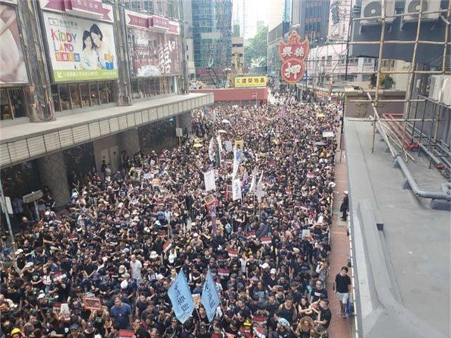 “Biển người” áo đen Hong Kong biểu tình dù dự luật dẫn độ đã bị hoãn - 5