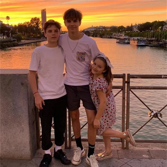 Brooklyn Beckham lại vắng mặt trong sinh nhật bà nội, Victoria ngay lập tức có động thái cho con trai cả ra rìa - Ảnh 2.