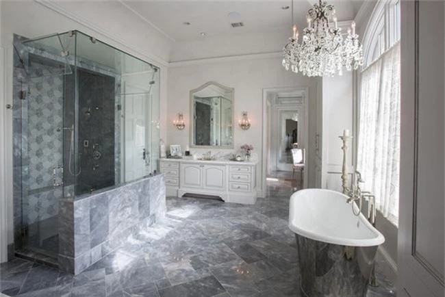 Nâng tầm vẻ đẹp của căn phòng tắm gia đình với thiết kế đèn chùm rực rỡ - Ảnh 16.
