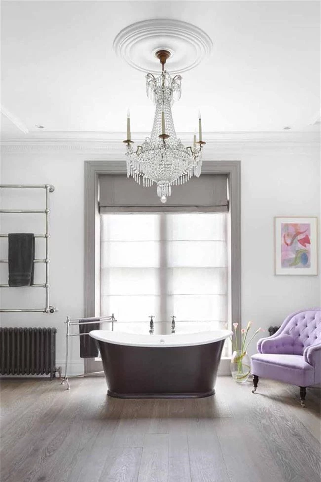 Nâng tầm vẻ đẹp của căn phòng tắm gia đình với thiết kế đèn chùm rực rỡ - Ảnh 3.