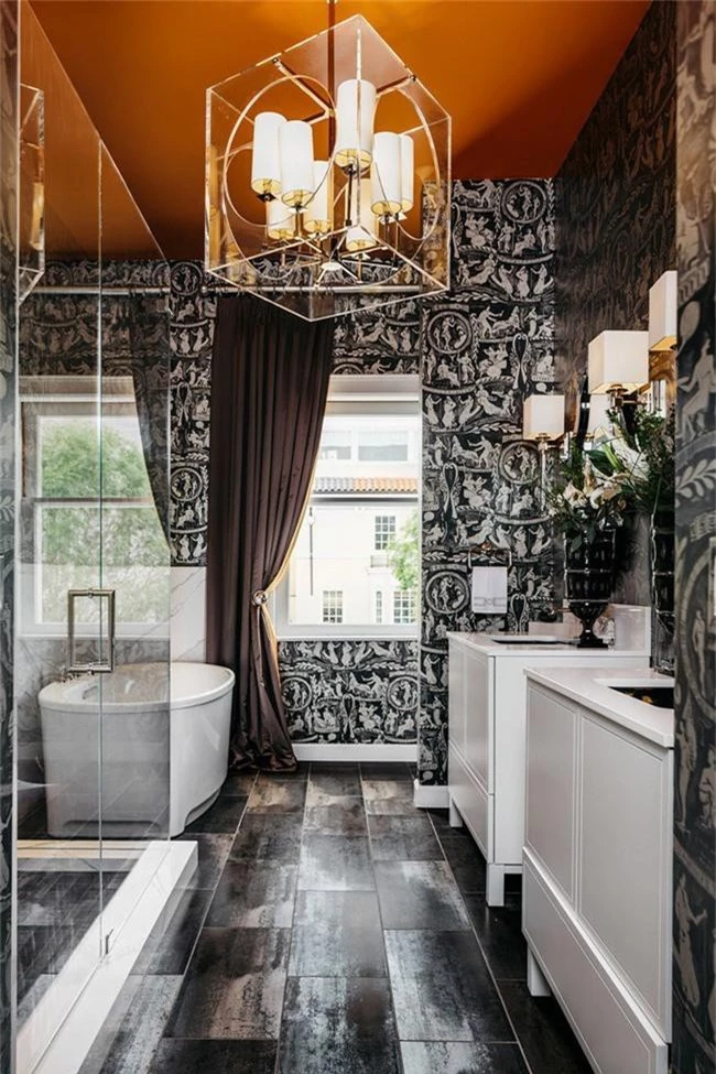 Nâng tầm vẻ đẹp của căn phòng tắm gia đình với thiết kế đèn chùm rực rỡ - Ảnh 4.