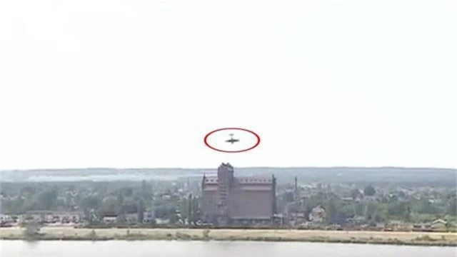Nhào lộn sai kỹ thuật, máy bay lảo đảo lao xuống sông tại Ba Lan - 1
