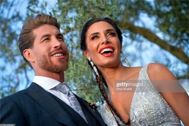 Vợ chồng Beckham thần thái áp đảo toàn bộ khách mời đến dự đám cưới của đội trưởng Real Madrid - Ảnh 1.