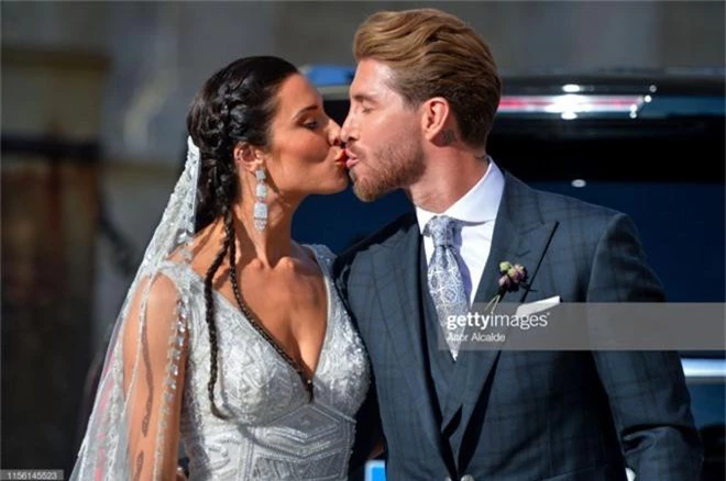 Vợ chồng Beckham thần thái áp đảo toàn bộ khách mời đến dự đám cưới của đội trưởng Real Madrid - Ảnh 2.