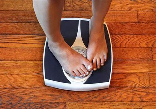 Phụ nữ ngủ với đèn sáng có khả năng bị tăng cân