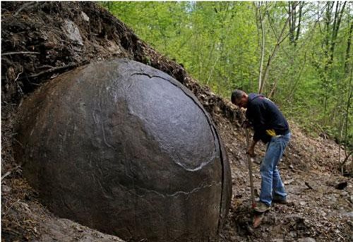 Giải mã bí ẩn quả cầu đá khổng lồ trong rừng cấm