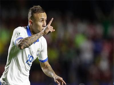 Sao lạ Brazil ‘tỏ tình’ với M.U