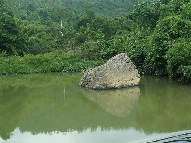 Tảng đá giữa sông Giang, nơi vợ Trạng và người anh trai đang kết bè đưa thư cho Trạng. 