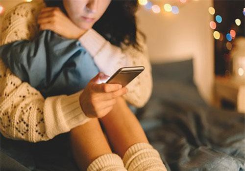 Tôi đứng chôn chân khi thấy chị dâu điên cuồng giẫm đạp lên chiếc áo ở trong phòng