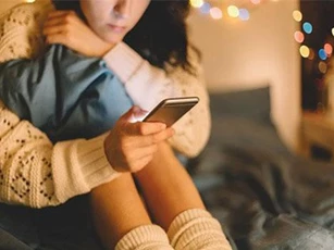 Tôi đứng chôn chân khi thấy chị dâu điên cuồng giẫm đạp lên chiếc áo ở trong phòng