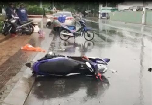 Bạc Liêu: Ô tô 4 chỗ tông 2 xe máy, 2 người bị thương nặng