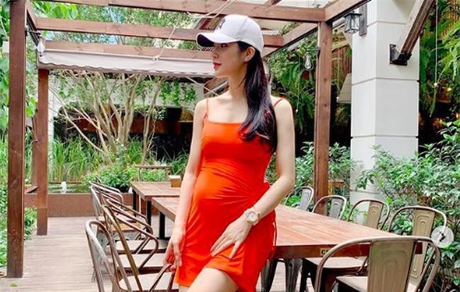 Bầu gần 5 tháng, Diệp Lâm Anh vẫn đẹp đến khó tin khi diện váy 2 dây gợi cảm