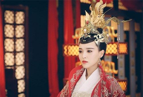 Từ công chúa bị biếm thành nô tài, từ một nô tài trở thành nữ hoàng năm 24 tuổi